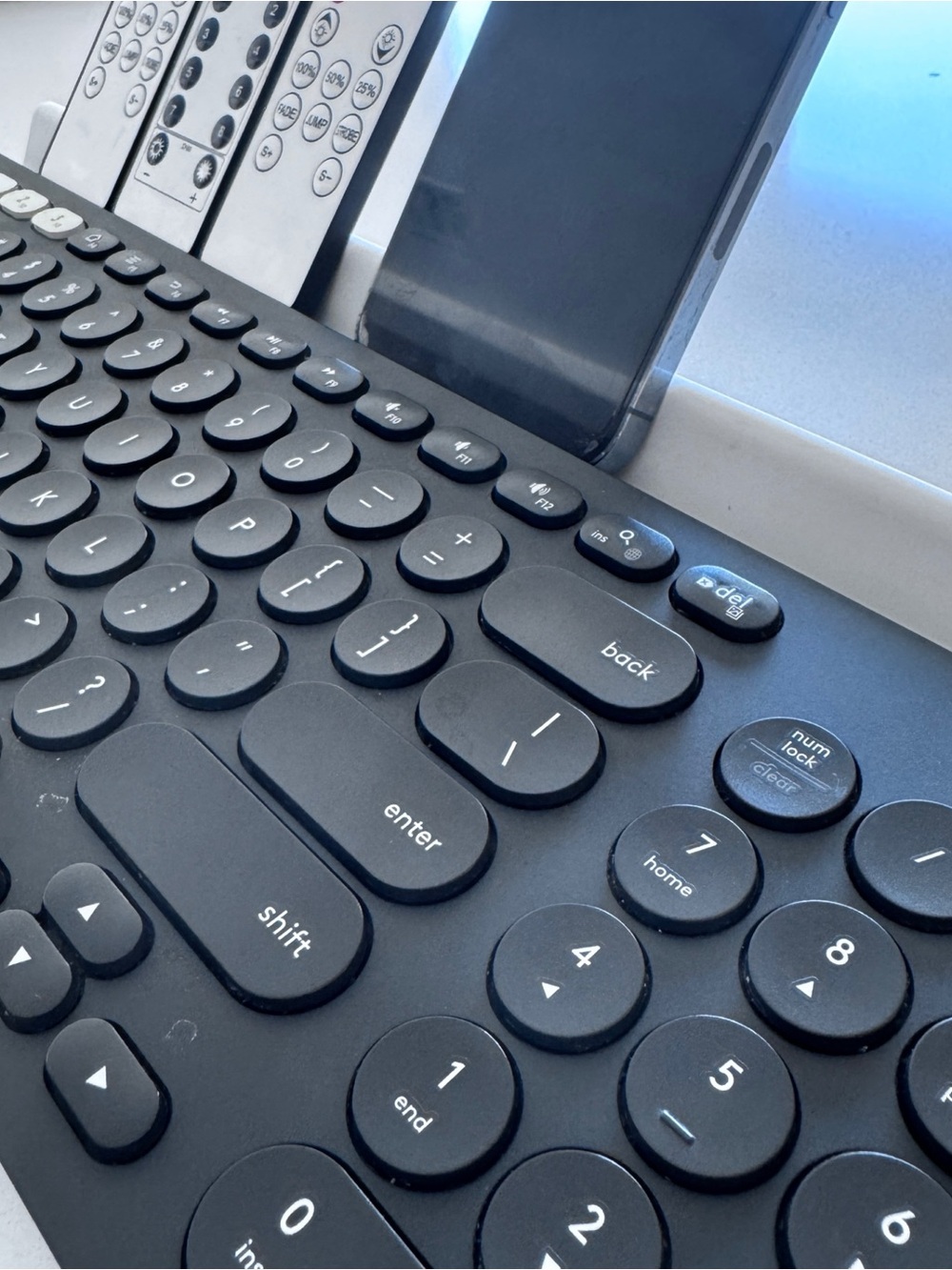 Logitech K780 Multi-Device Wireless Keyboard - Picture 4 of 8